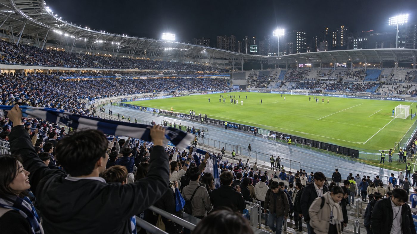 경기가 끝난 뒤 조명이 켜진 축구장 관중석 풍경