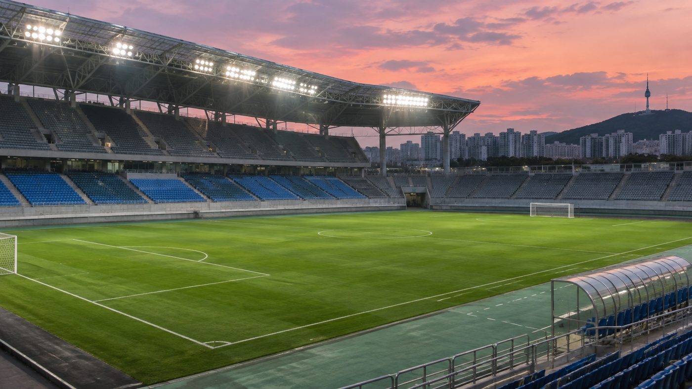 조명이 켜진 축구장 전경, 모레노 감독의 대표팀 일정을 보여주는 장면