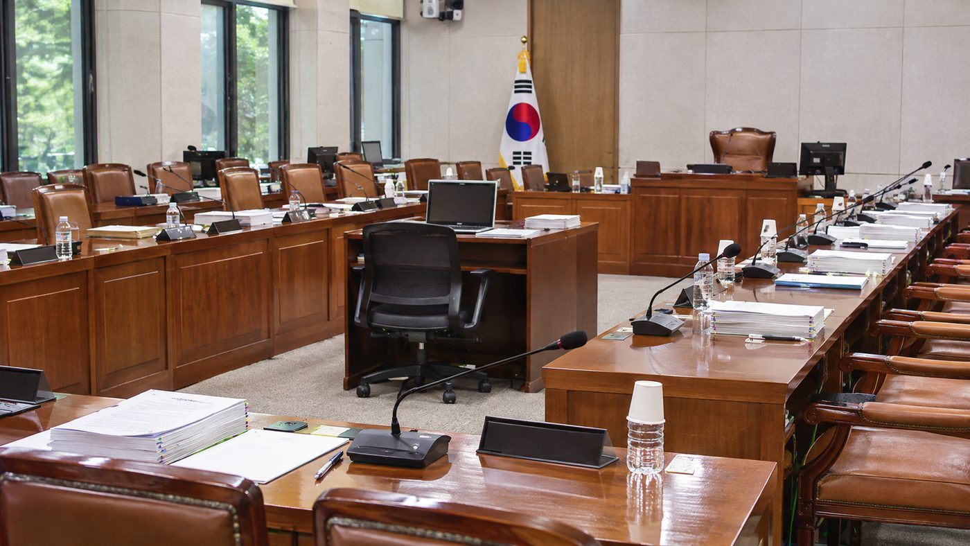 법사위 국감 파행으로 정회된 뒤 비어 있는 국회 감사장 모습