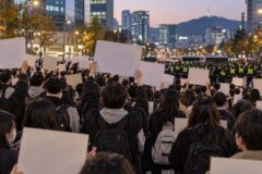 마크롱 청년 시위 대응, 1200명 체포 뒤 내놓은 경고